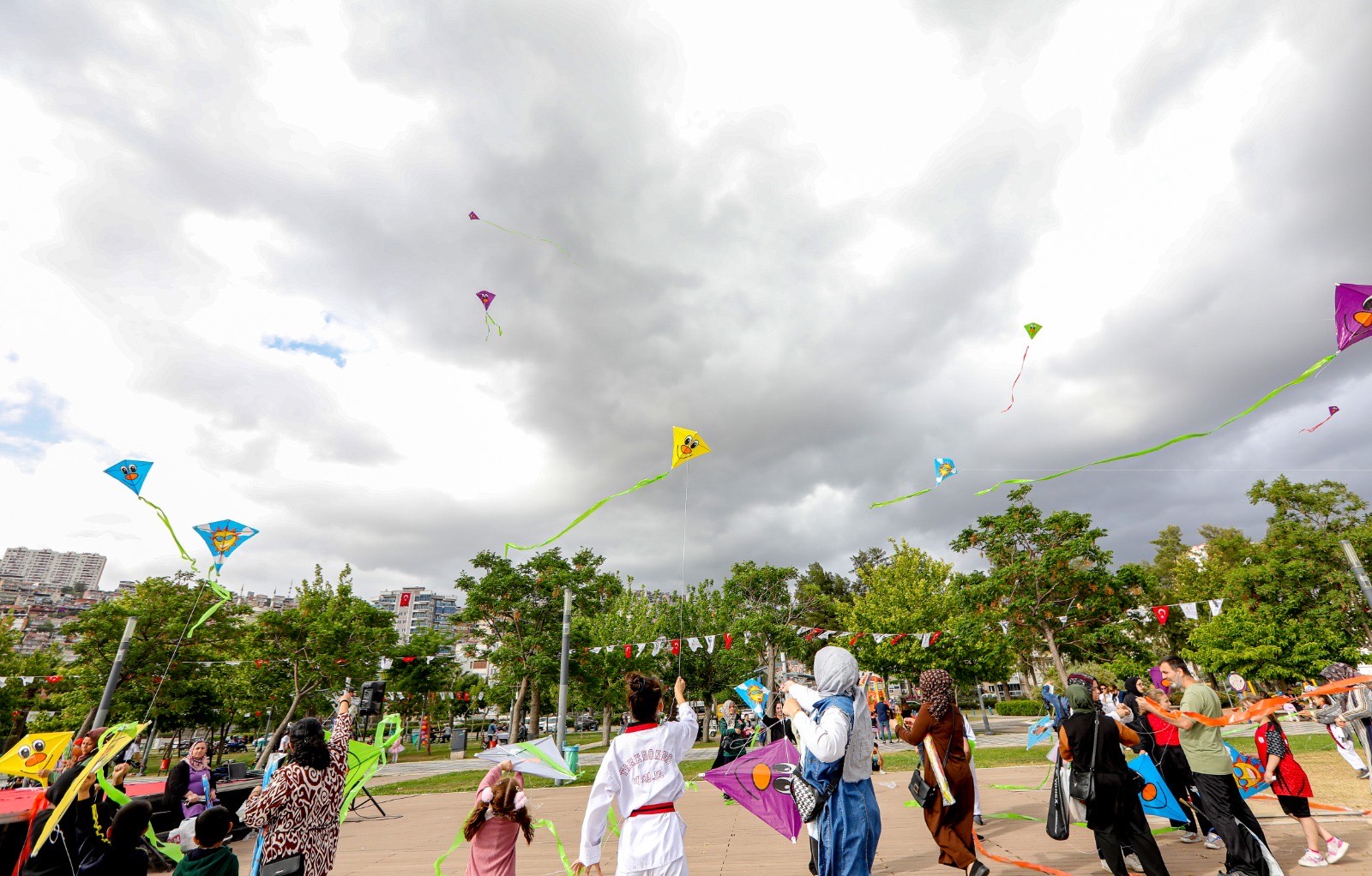 Bayraklı’da gençler Gençlik ve Spor Festivali’nde buluştu