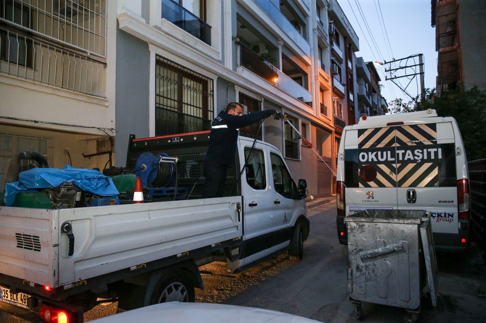 Karşıyaka’da ilaçlama ekiplerinden akşam mesaisi