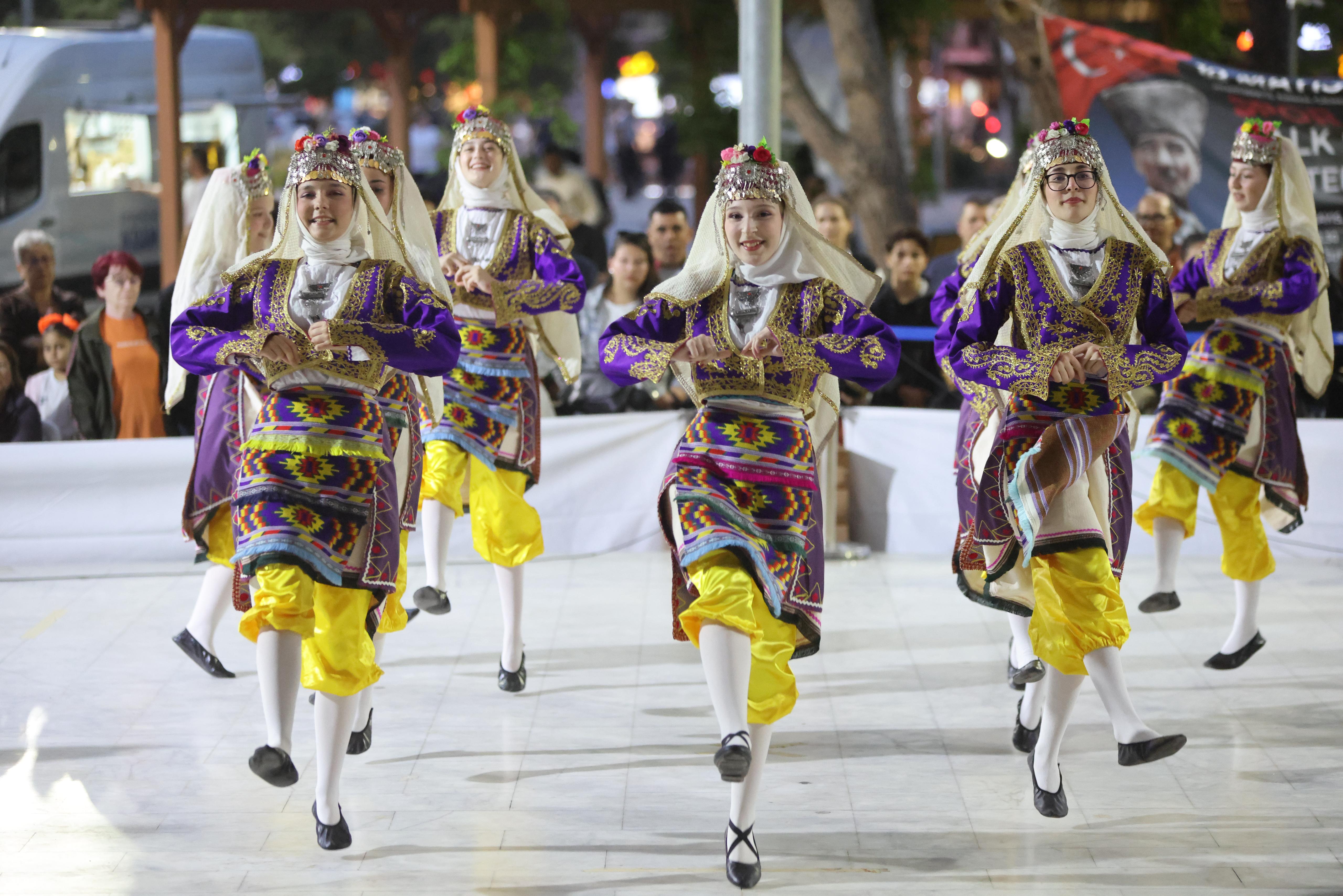 Karabağlar’da 19 Mayıs coşkusu halk oyunlarıyla taçlandı