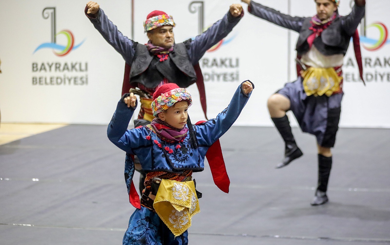 Bayraklı'da halk dansları gösterisi nefes kesti
