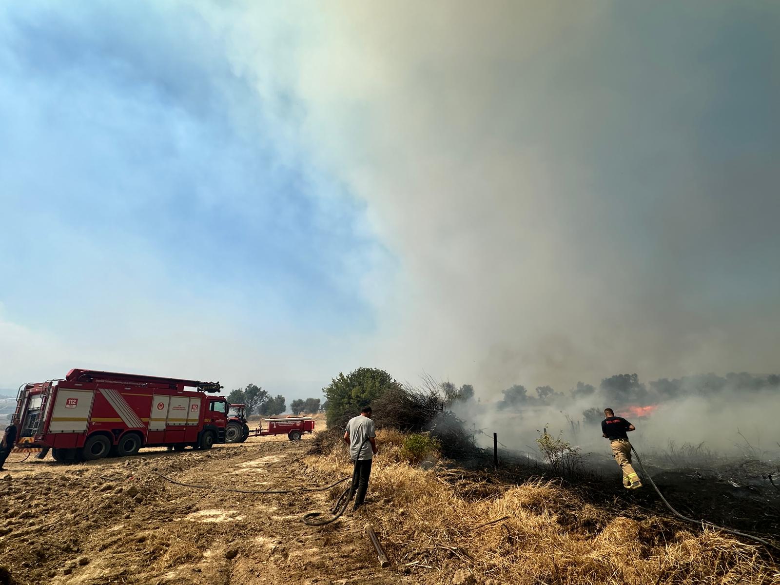 Foça-Aliağa arasında çıkan yangına müdahale sürüyor