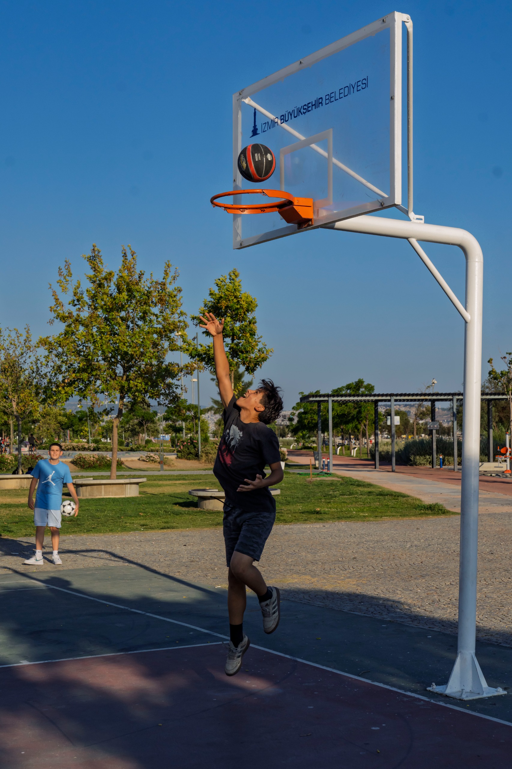 Spor istasyonlarının üçüncüsü Bostanlı’da hizmete açıldı