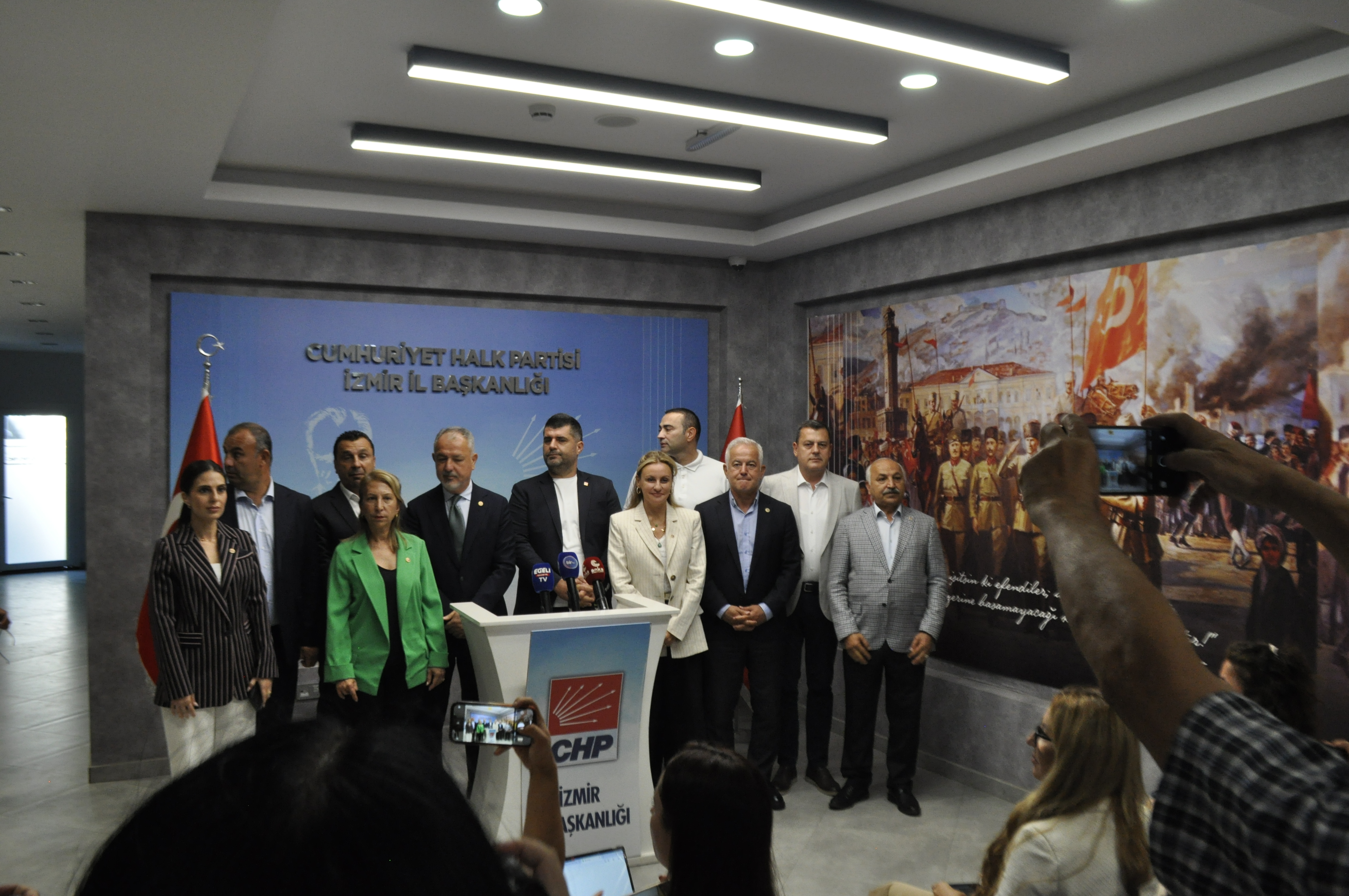 CHP heyeti İzmir’de saha çalışmasıyla halkla buluşuyor