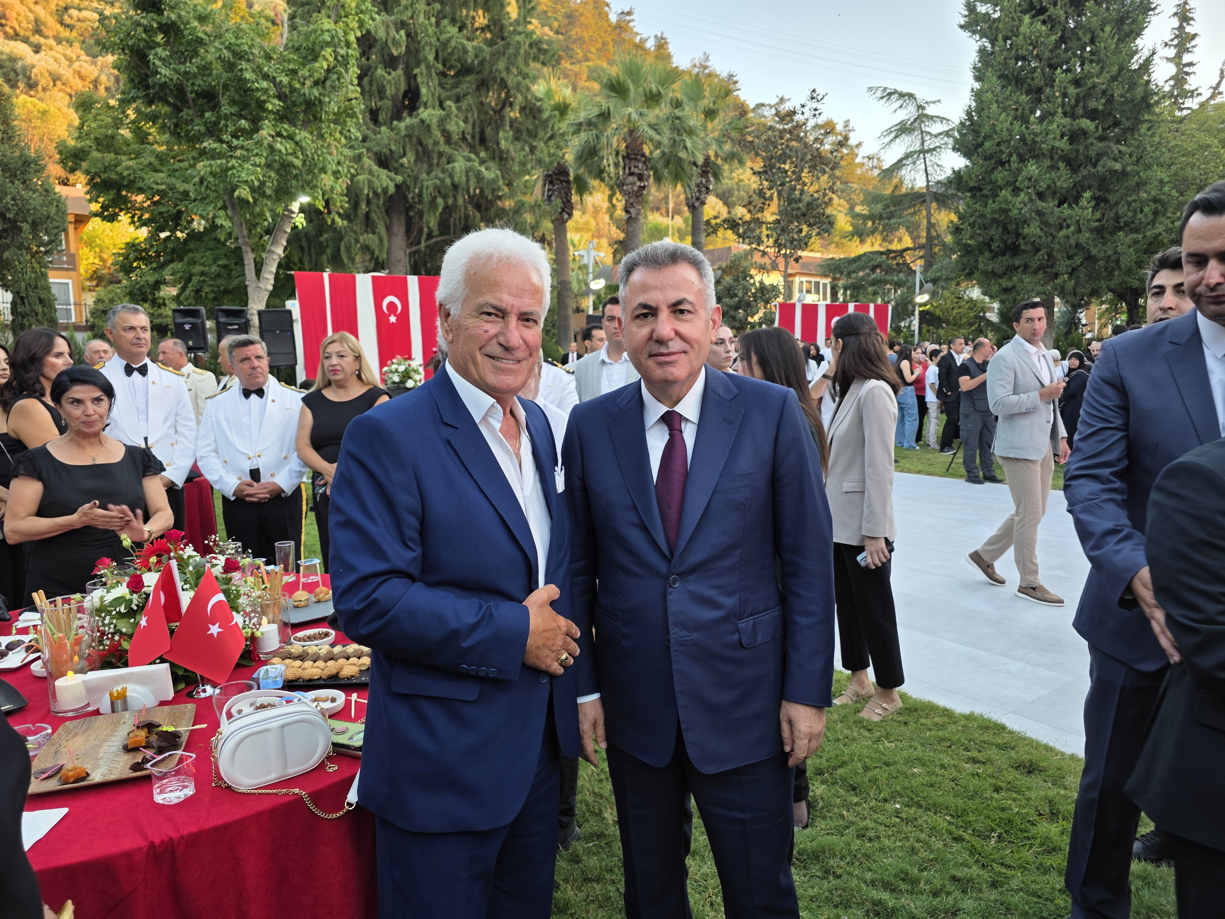 CUMHURİYETİMİZE SAHİBİZ, DÜŞMANA GEÇiT VERMEYiZ!