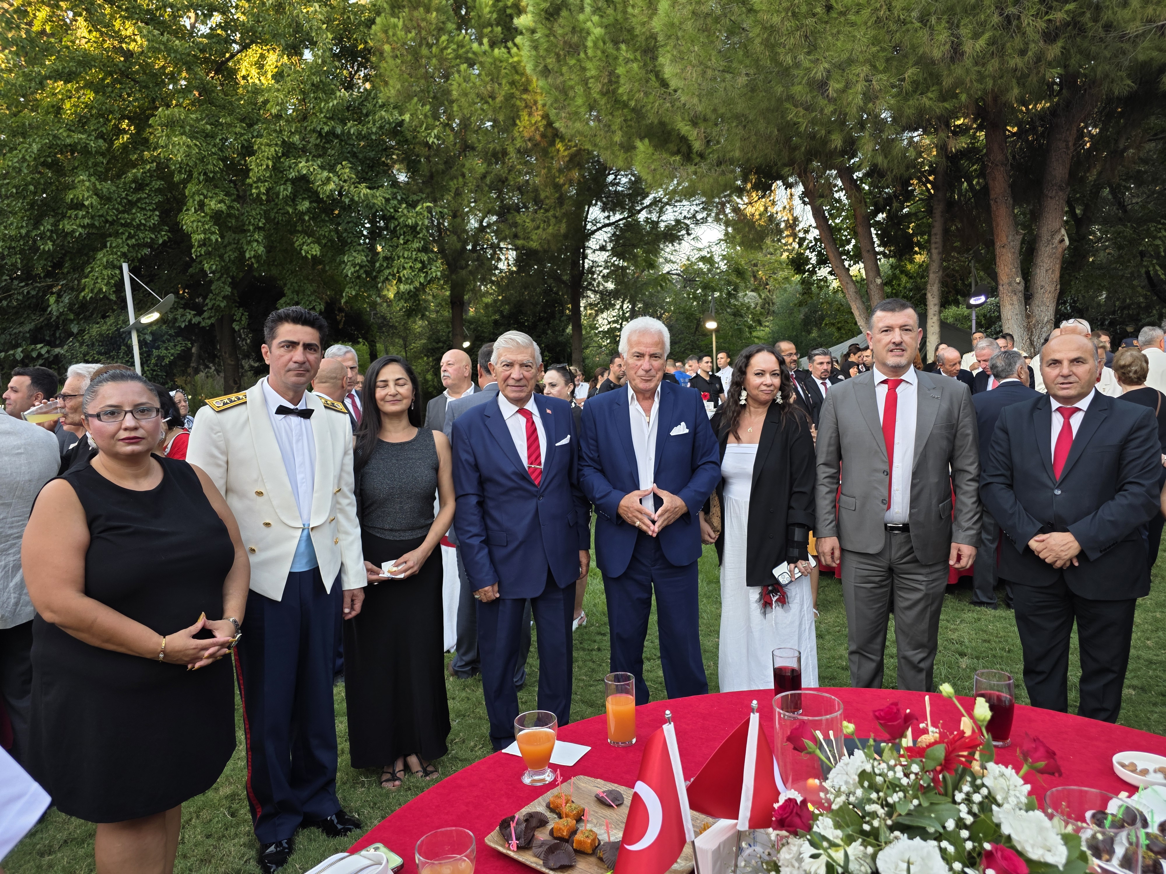 CUMHURİYETİMİZE SAHİBİZ, DÜŞMANA GEÇiT VERMEYiZ!