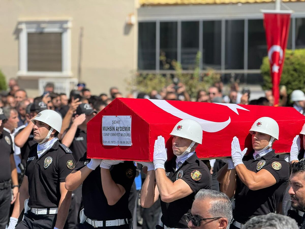 İzmir'deki polis merkezinde şehit olan polisler son yolculuğa uğurlandı