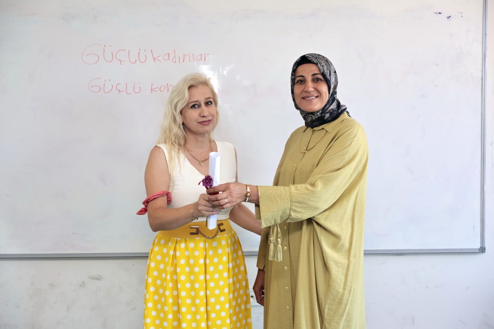 Konak’ta okur-yazar kadınların gurur günü