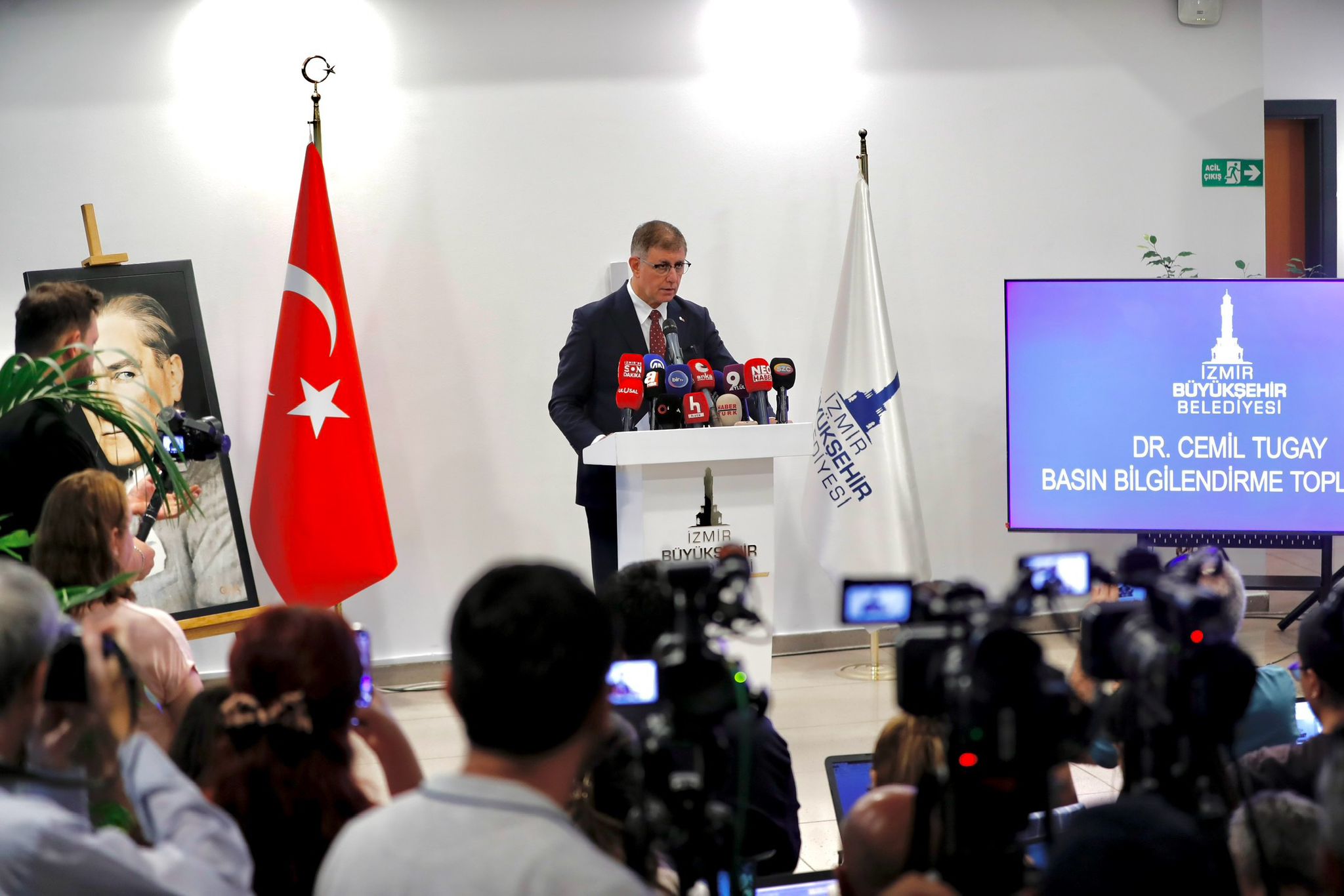 Başkan Tugay'dan önemli açıklamalar  "İzmir'in atık sorununu aylar içinde kökten çözeceğiz"