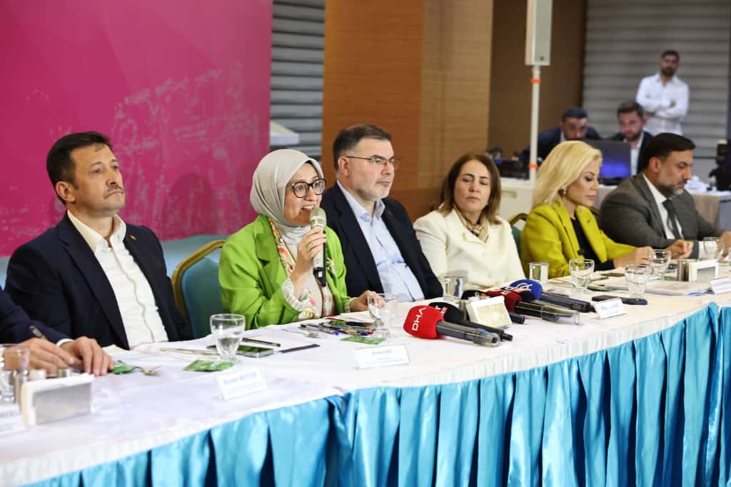 AK Parti’den İzmir’de, 'Bir Sofra'da İlle de Roman' buluşması!