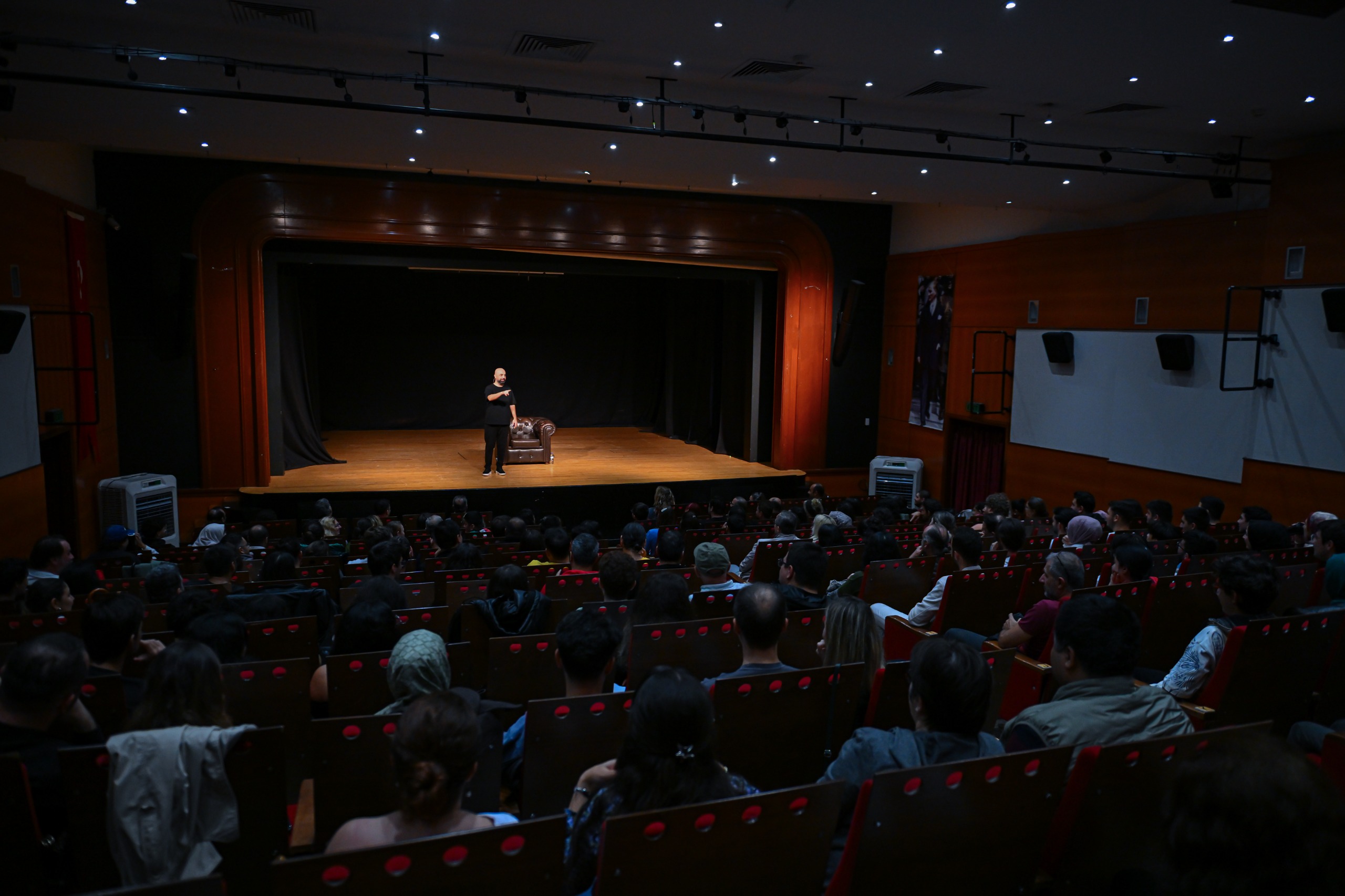 Tahsin Hasoğlu’ndan İZKİTAP’ta kahkaha dolu gece
