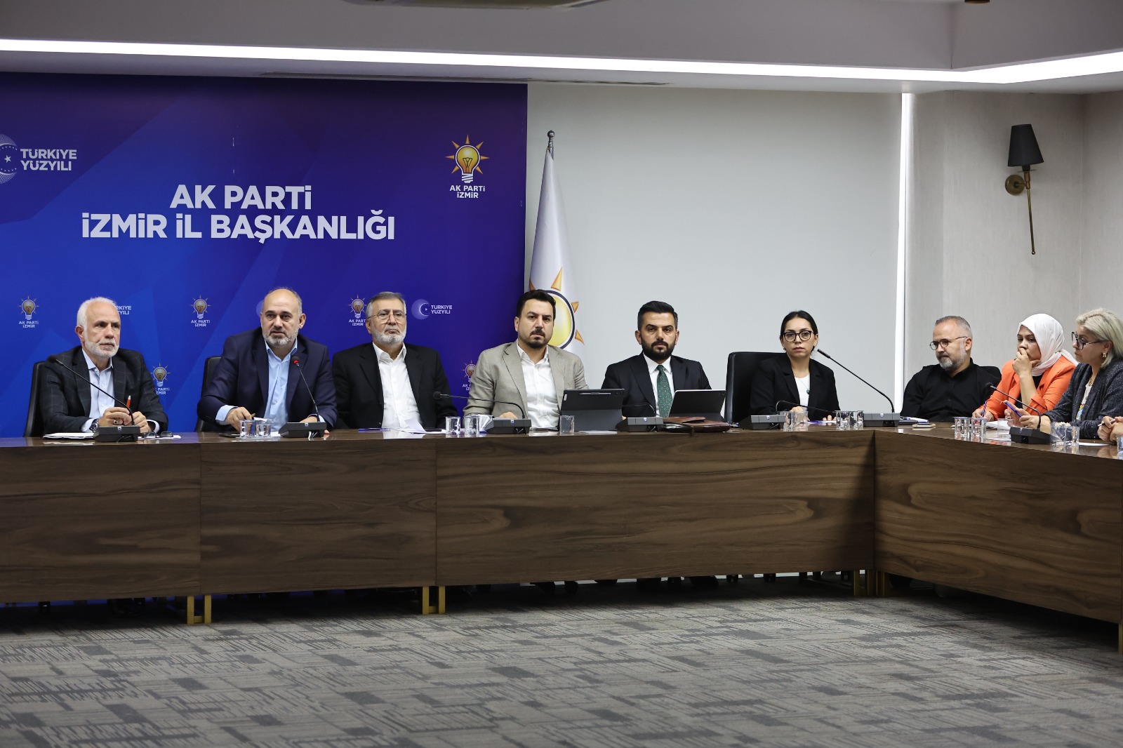 AK Parti İzmir’de, yerel yönetimler zirvesi!