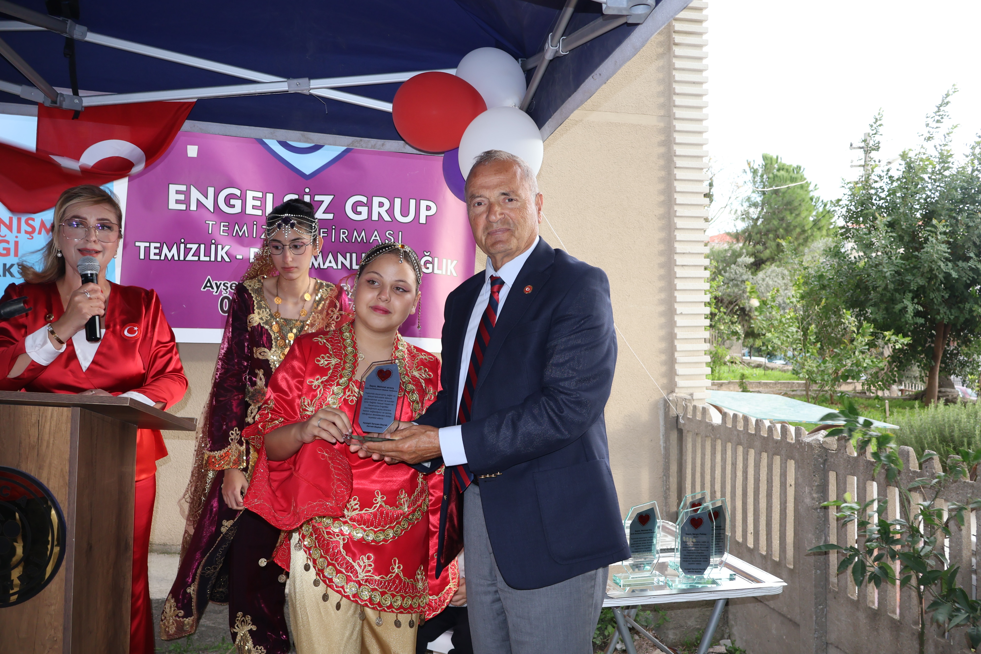 İZMİR'DE ENGELLİLER İÇİN UMUT KAPISI AÇILDI: "GERÇEK ENGEL, ZİHİNLERDEKİ AYRIMCILIKTIR"