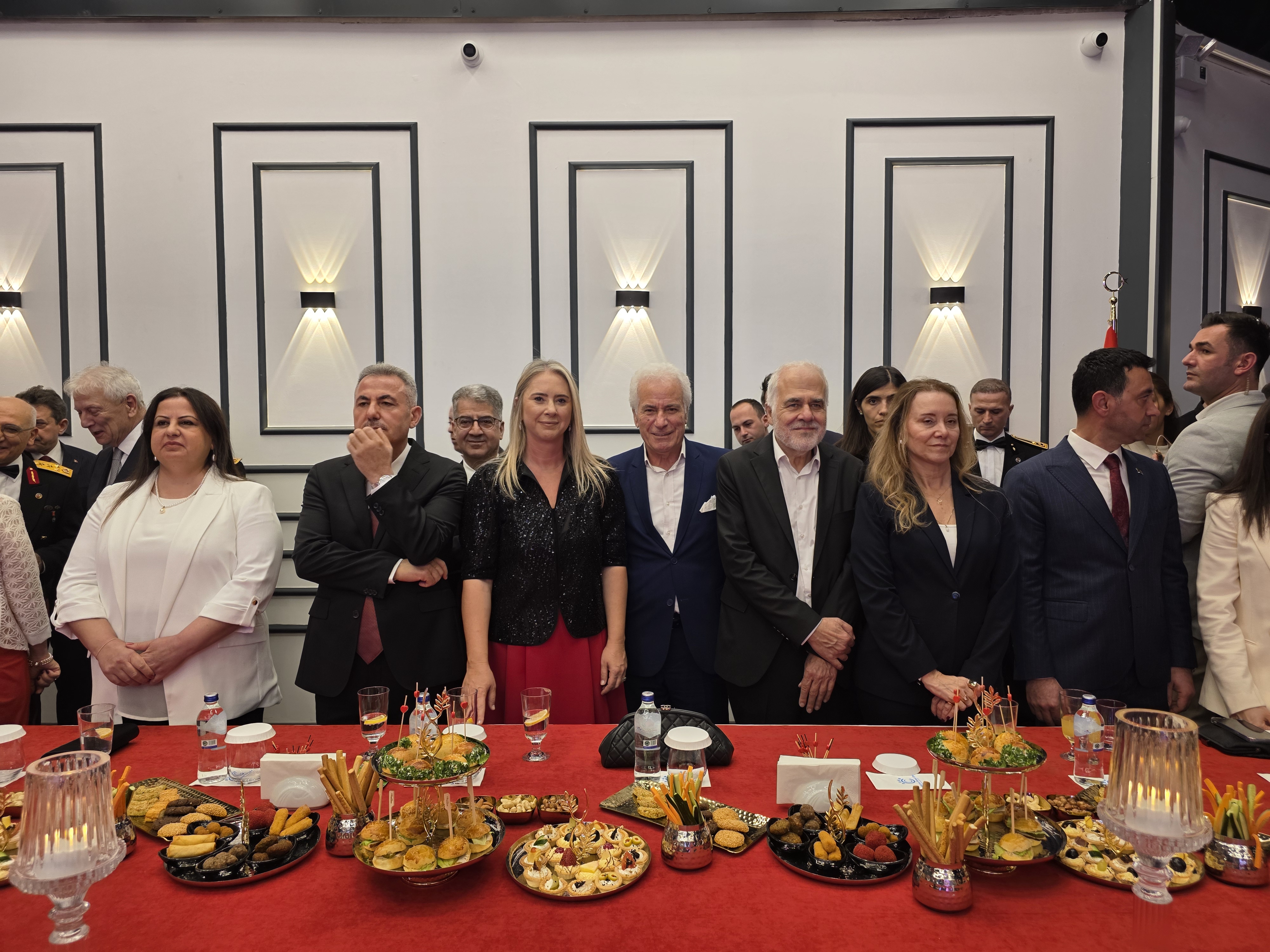 İZMİR'DE 29 EKİM RESEPSİYONU COŞKUYLA GERÇEKLEŞTİ: CUMHURİYET'İN 102. YILI TÖRENLE KUTLANDI