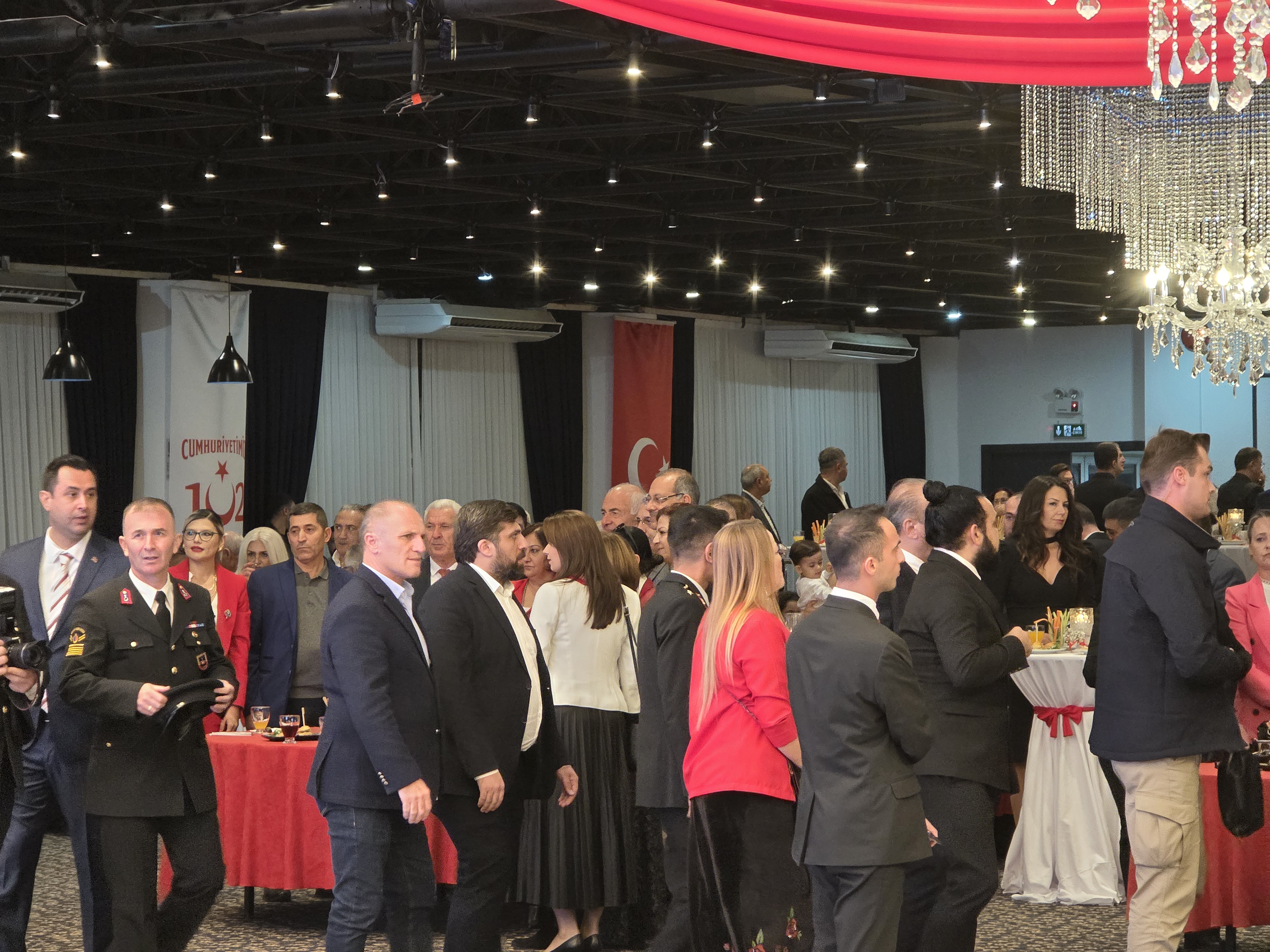 İZMİR'DE 29 EKİM RESEPSİYONU COŞKUYLA GERÇEKLEŞTİ: CUMHURİYET'İN 102. YILI TÖRENLE KUTLANDI