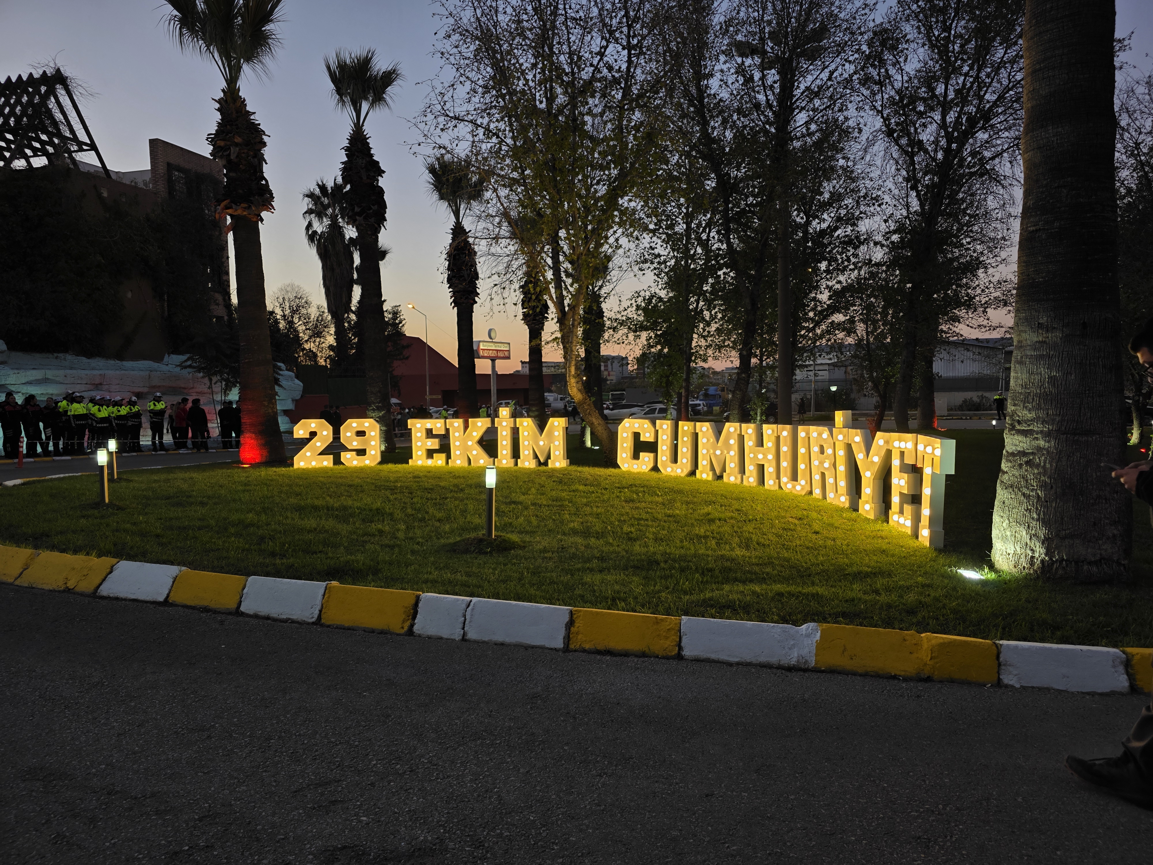 İZMİR'DE 29 EKİM RESEPSİYONU COŞKUYLA GERÇEKLEŞTİ: CUMHURİYET'İN 102. YILI TÖRENLE KUTLANDI