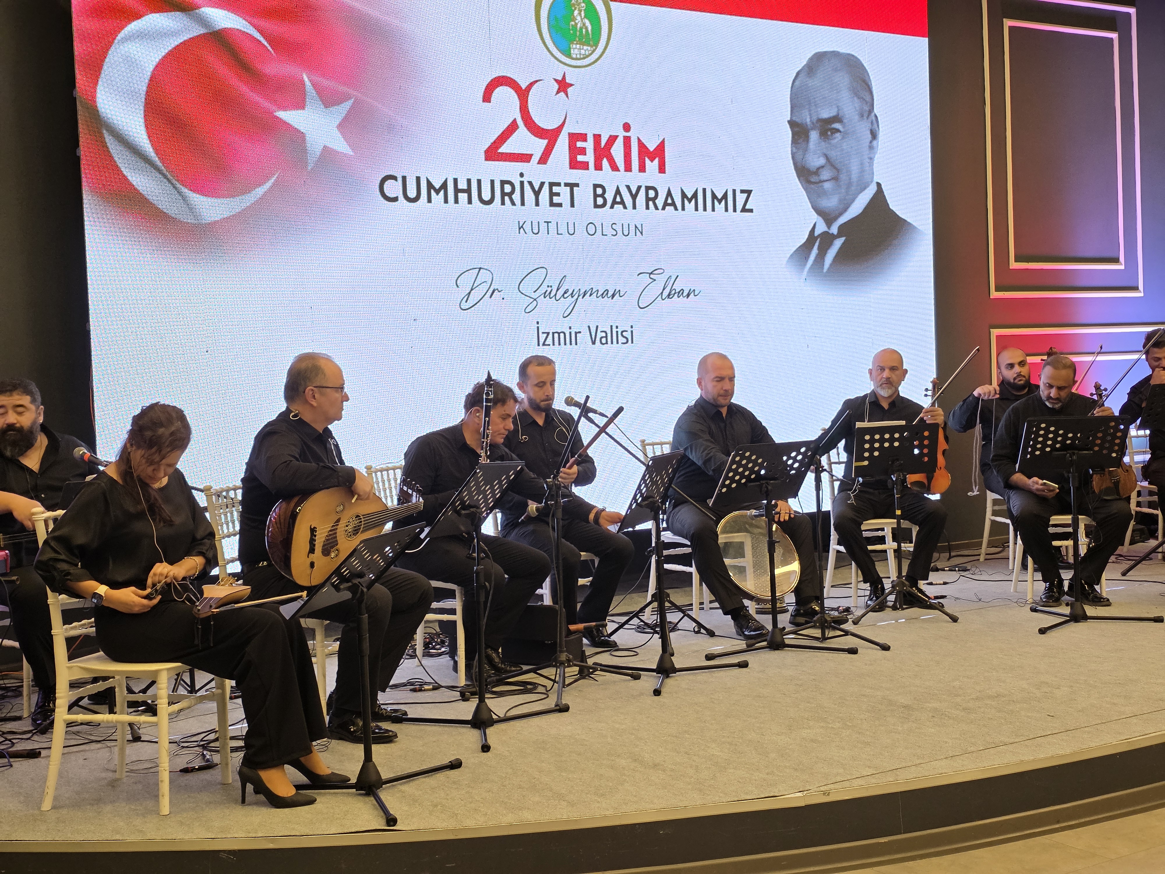 İZMİR'DE 29 EKİM RESEPSİYONU COŞKUYLA GERÇEKLEŞTİ: CUMHURİYET'İN 102. YILI TÖRENLE KUTLANDI