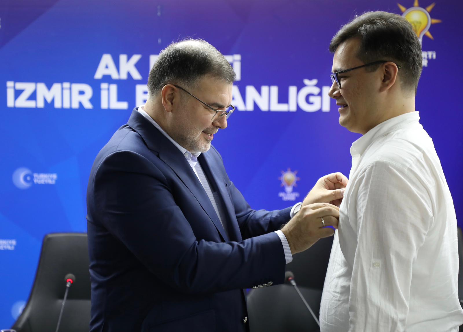 Başkan Saygılı, AK Parti'nin iktidara gelişinin yıldönümünde rozetleri taktı!