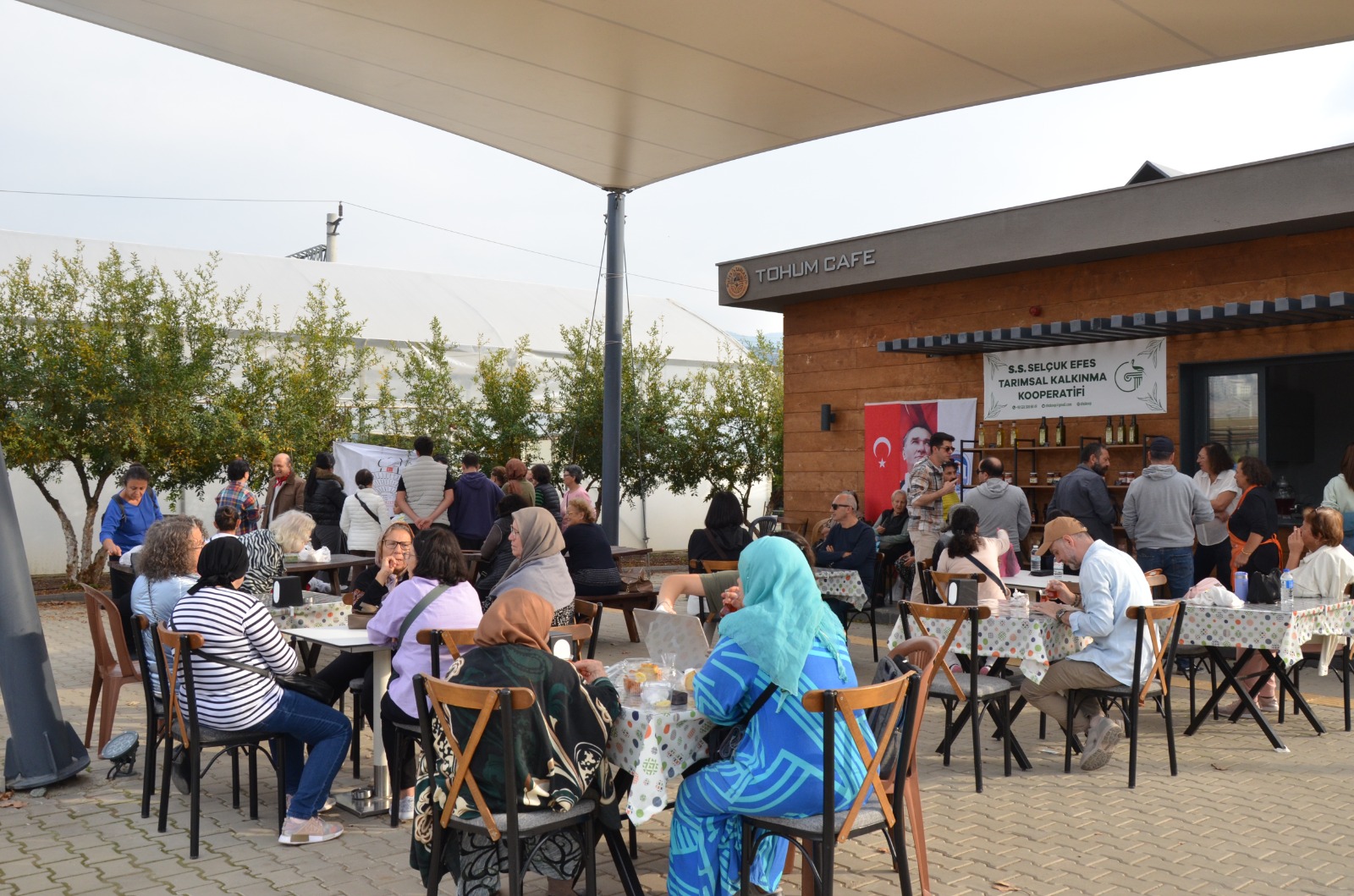 Üretici Memnun, Tüketici Memnun: Üretici Pazarı Efes Tarlası Yaşam Köyü’nde bereketiyle devam ediyor