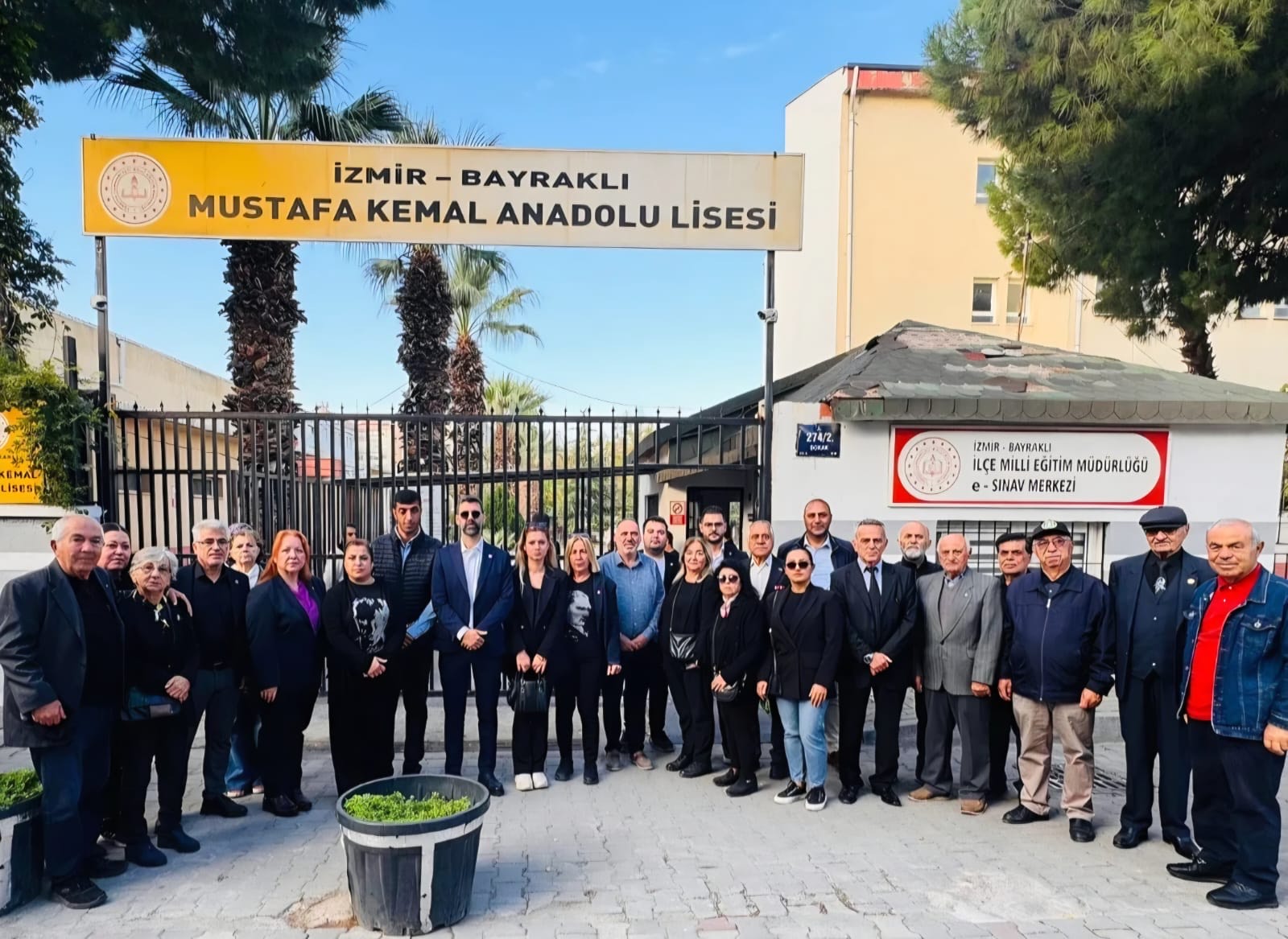 CHP İzmir Örgütleri 10 Kasım'da 30 İlçede Okul Önlerindeydi