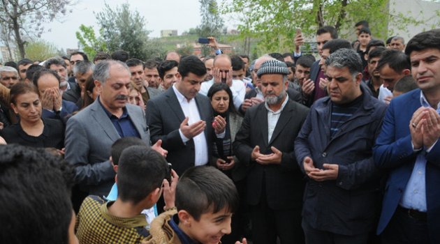 Demirtaş Terörist Mezarında Dua Etti
