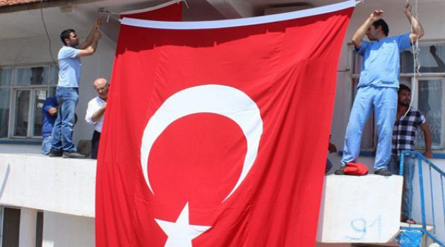 Devlet,şehidin evine asılan bayrağı geri aldı