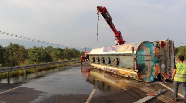 Devrilen tankerden 13 ton mazot yola aktı