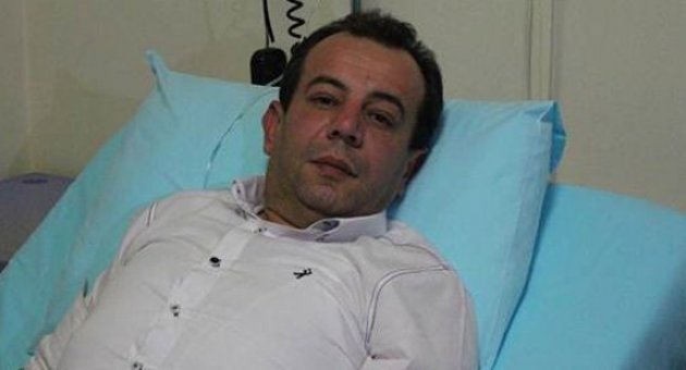 Direksiyon başında 'cep'le konuşan vekil tarlaya uçtu