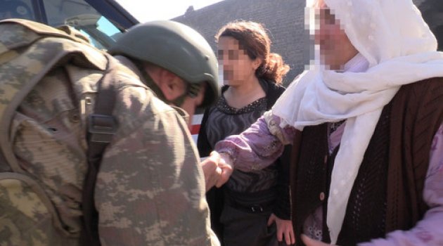 Diyarbakırlı Kadın: Teröristleri Ayaklarınızla Ezin