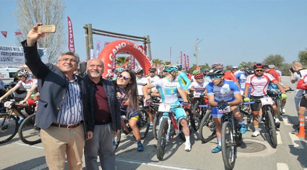 Dünyanın Bisikletçileri Güzelbahçe'de Yarıştı