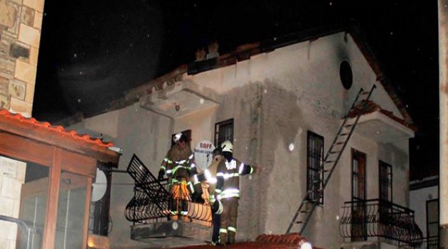 Eve yıldırım düştü