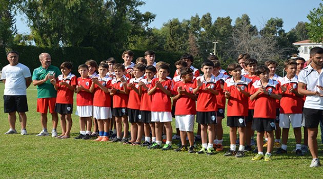Foça Belediye Spor Sahaya İndi
