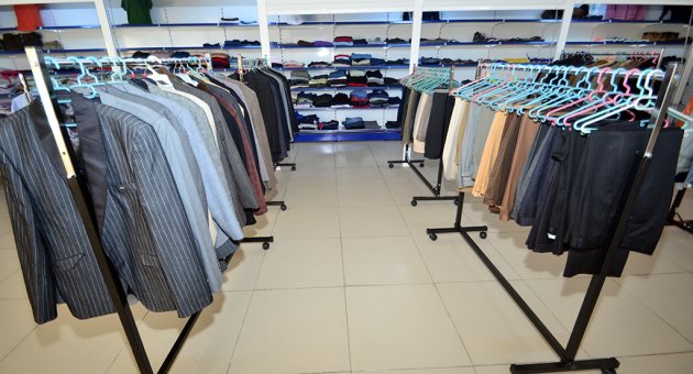 Foça sosyal markete yardımlar devam ediyor