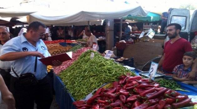 Foça'da Zabıta Ekipleri Pazar Yerinde Denetime Çıktı