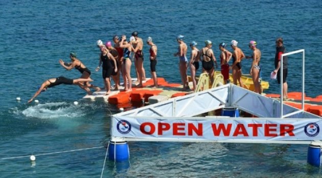 Foça'nın Mavi Sularında 127 Yüzücü Kulaç Attı