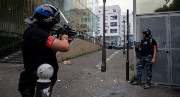 Fransa'da polisin gaz bombası kullanması yasaklandı!