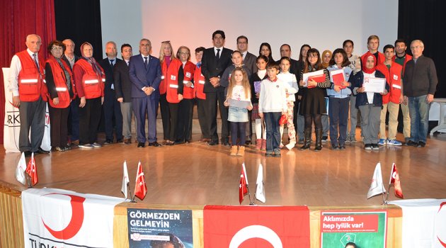 Genç Kızılaycılar Foça'da Ödüllendirildi