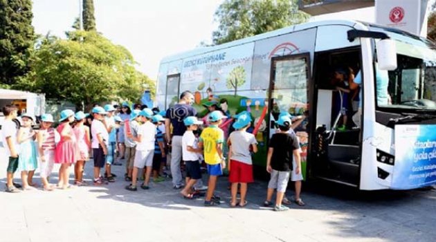 Gezici kütüphane Yaz Boyunca Bornova’da