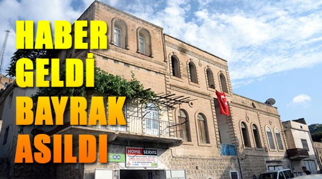 Gururlanan Akrabalar Bayrak Astı