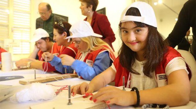 Hayata İlmek İlmek Bağlanıyorlar