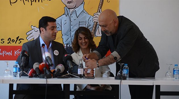 HDP Eş Başkanı Selahattin Demirtaş'ın, mizahçılarla buluşmasında 2 şişe gazoz açıldı.