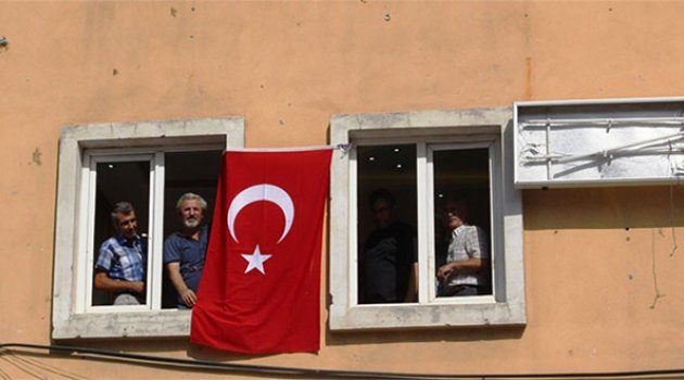 HDP yöneticileri il binasına Türk bayrağı astı