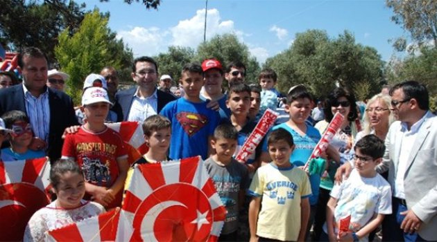 İbrahim Turhan Çocuklarla Uçurtma Uçurdu