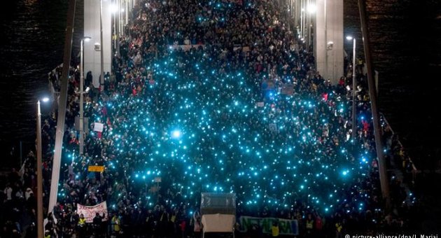 İnternet vergisine karşı protestolar sürüyor