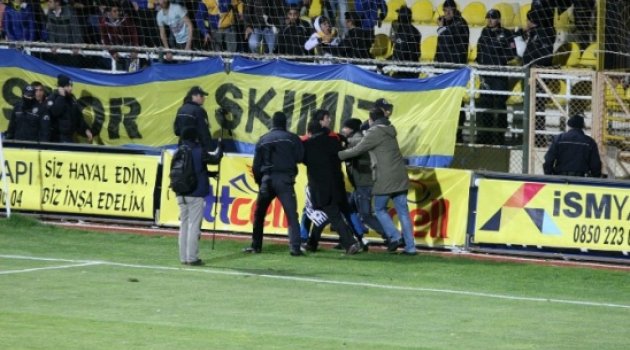 İzmir Derbisinde Olaylar Çıktı