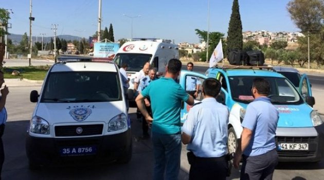 İzmir&#039;de AK Parti Seçim Aracına Saldırı