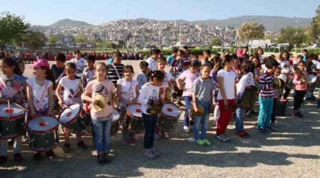 İzmir'de Bin 230 Çocuk "Atam İzindeyiz" Yazacak