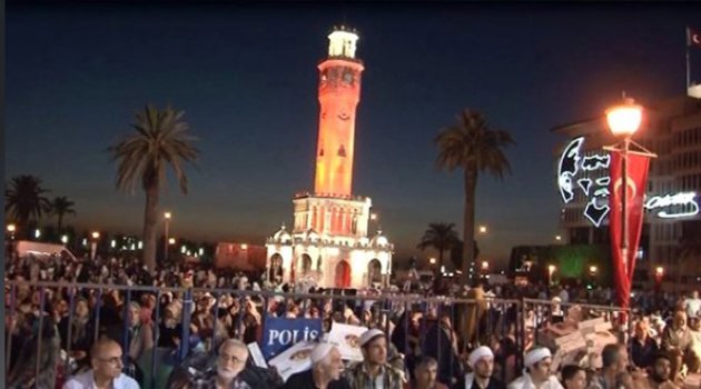 İzmir'de Binler Kadir Gecesi'nde Aynı Safta Namaza Durdu