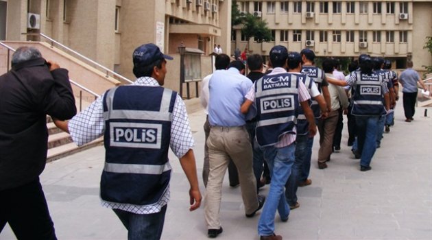 İzmir'de FETÖ Operasyonuna 23 Gözaltı