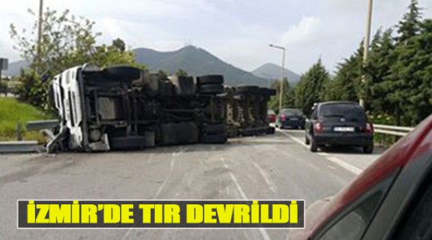 İzmir'de Tır Devrildi