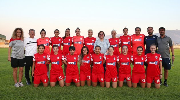 İzmir'in Kızları Sahaya Çıkıyor